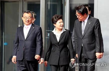 12-6  セヌリ党の李貞鉉代表、朴槿恵大統領、鄭鎮碩院内代表  AJP20161206003400882_01_i.jpg