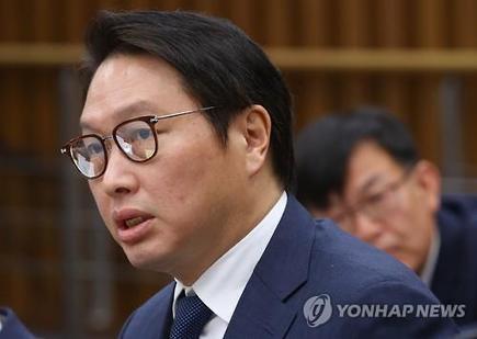 12-6 聴聞会で答弁するSKグループの崔泰源会長=6日 AJP20161206002600882_03_i.jpg