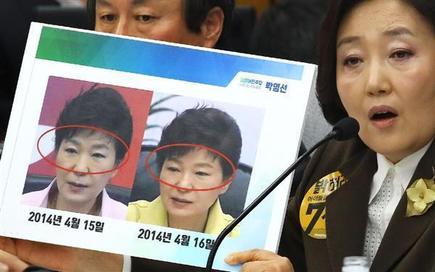 12-6 5日、韓国国会で朴槿恵大統領の顔写真を示す朴映宣議員 wor1612060003-p1.jpg